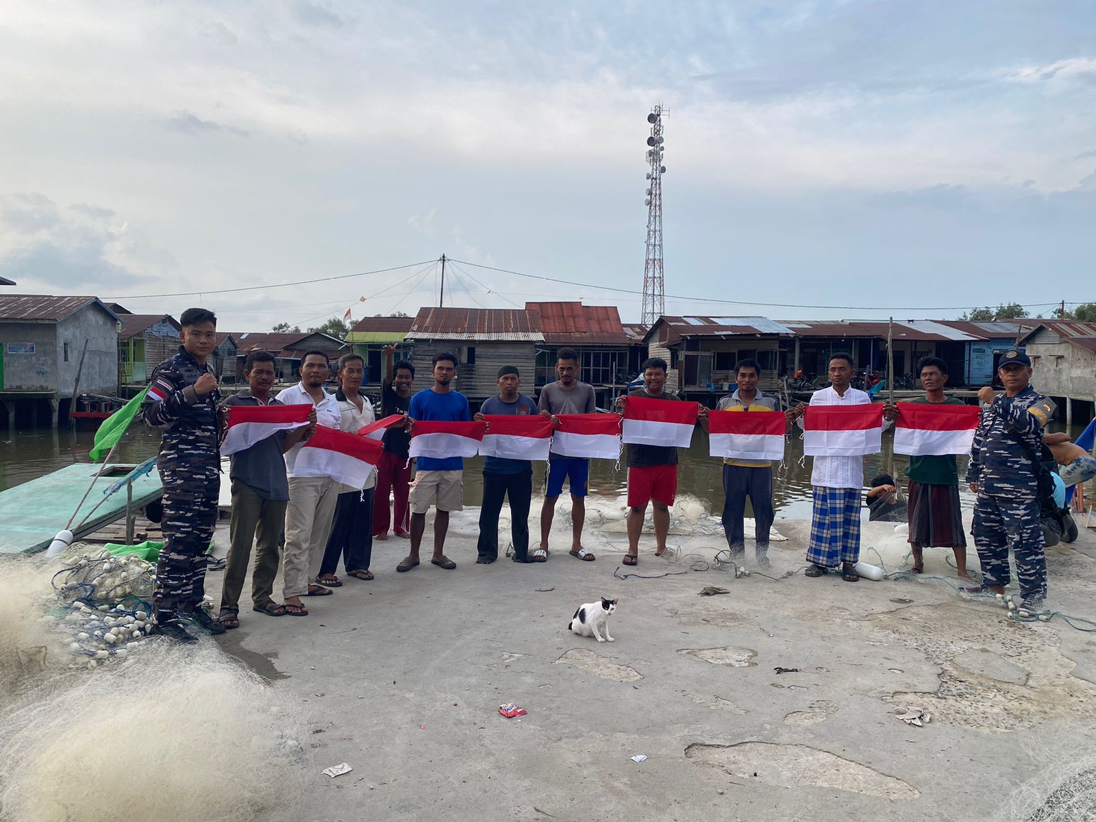 Merah Putihkan Pesisir Riau, Danlanal Dumai Pimpin Pembagian Bendera Merah Putih Kepada Masyarakat Nelayan
