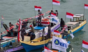 Merah Putih Berkibar di Ujung Negeri, KRI Ajak-653 Gelar Baksos dan Bagikan Bendera Jelang HUT Ke-80 RI