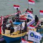 Merah Putih Berkibar di Ujung Negeri, KRI Ajak-653 Gelar Baksos dan Bagikan Bendera Jelang HUT Ke-80 RI