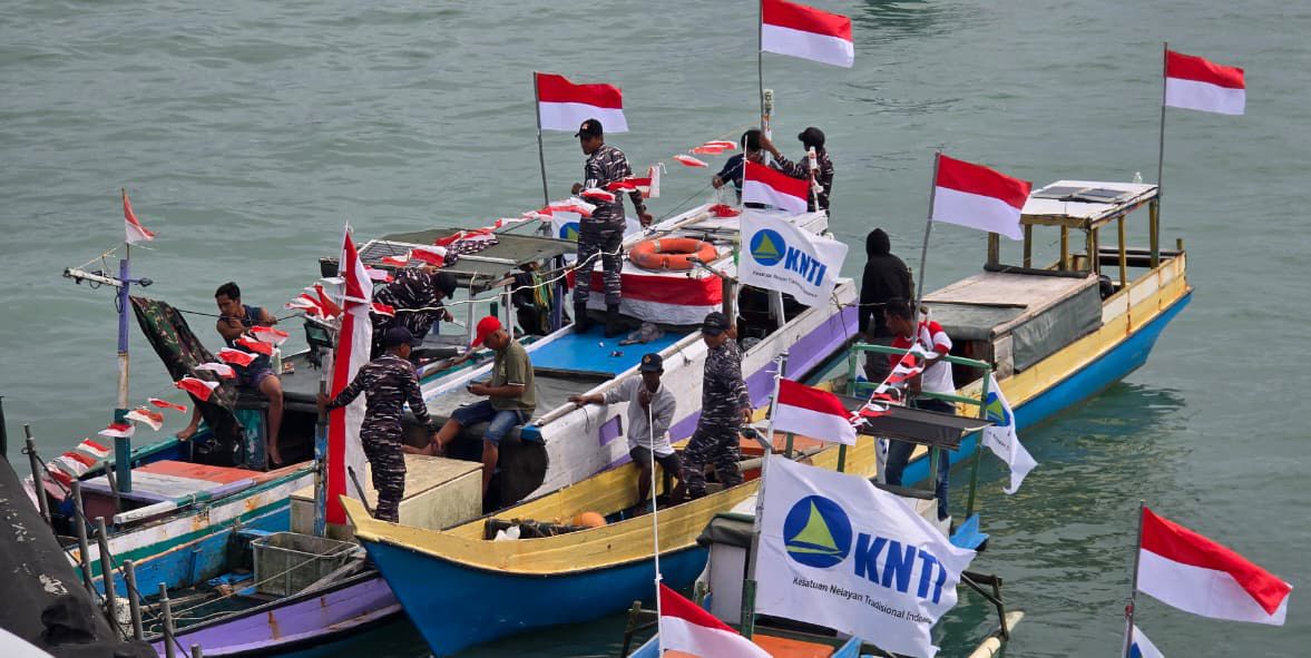 Merah Putih Berkibar di Ujung Negeri, KRI Ajak-653 Gelar Baksos dan Bagikan Bendera Jelang HUT Ke-80 RI