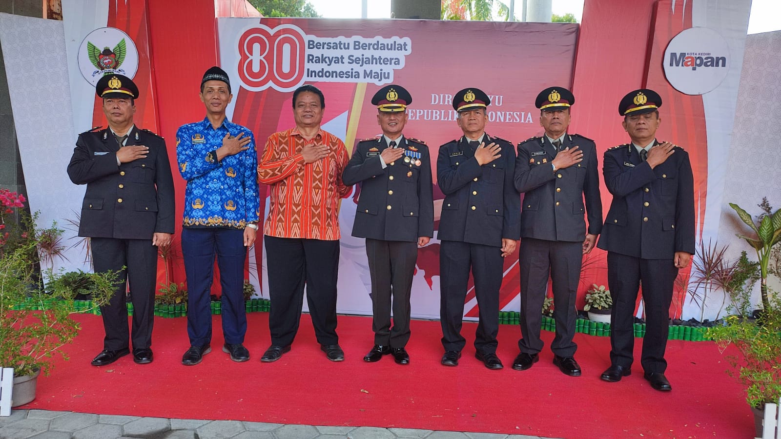 Kapolsek Pesantren Pimpin Upacara HUT ke 80 RI : Kibaran Sang Saka Merah Putih Getarkan Hati