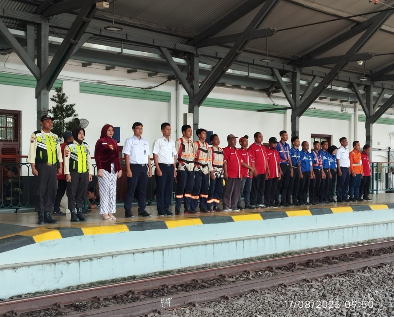 Suasana Khidmat di Stasiun Tegal, Jajaran PT KAI Nyanyikan Indonesia Raya dan Dengar Pembacaan Teks Proklamasi