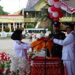 Danlanal Simeulue Hadiri Upacara Penurunan Bendera Merah Putih Pada Peringatan HUT Ke-80 Kemerdekaan RI di Kabupaten Simeulue