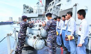Kodaeral I Tanamkan Wawasan Kemaritiman Kepada Generasi Muda Pelajar Dalam Kunjungan Edukatif di Mako Kodaeral I dan KRI Bung Tomo-357