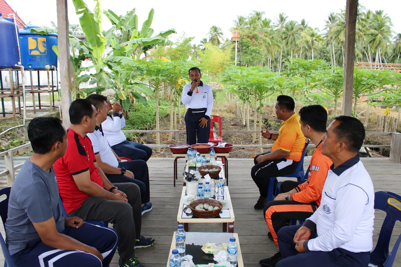 Keluarga Besar Lanal Nias dan Forkopimda Nias Selatan Laksanakan Olahraga Bersama dan Tinjau Program Ketahanan Pangan Serta Latihan Menembak di Lanal Nias