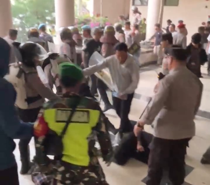 Demo di DPRD Kalbar Ricuh, Mahasiswa Alami Luka-Luka Usai Bentrok dengan Aparat