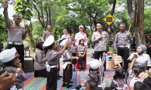 Keseruan Siswa TK Kemala Bhayangkari Belajar Rambu Lalu Lintas Bareng Kapolres Kediri Kota