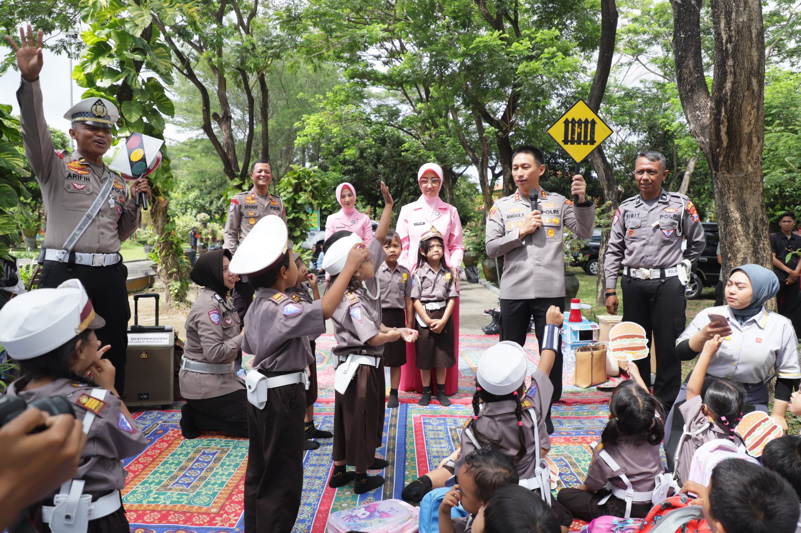 Keseruan Siswa TK Kemala Bhayangkari Belajar Rambu Lalu Lintas Bareng Kapolres Kediri Kota