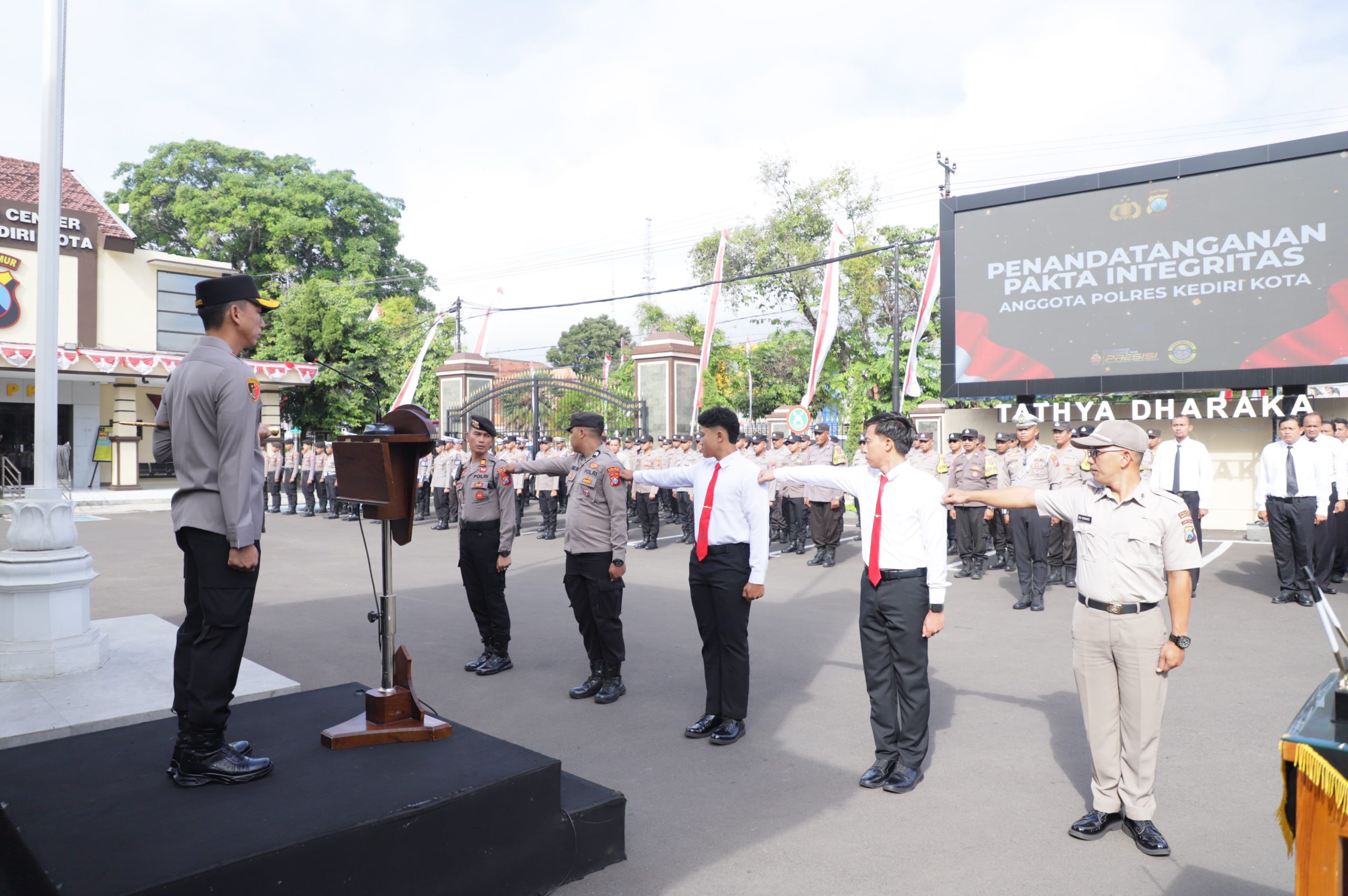 Apel Bersama dan Penandatanganan Pakta Integritas untuk Tingkatkan Disiplin Anggota Polres Kediri Kota 