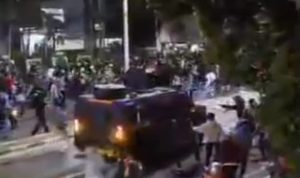 Viral!! Mobil Rantis Polisi Diduga Lindas Ojol Saat Bubarkan Demo di Pejompongan