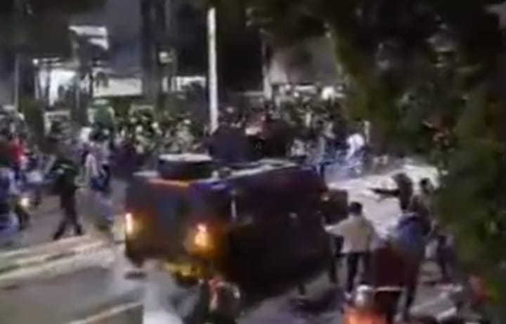 Viral!! Mobil Rantis Polisi Diduga Lindas Ojol Saat Bubarkan Demo di Pejompongan