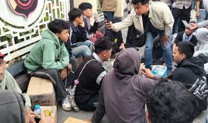 Puluhan Anak di Bawah Umur Bawa Benda keras di Kerumunan Aksi Damai Depan Mapolda Kalbar di Amankan Petugas