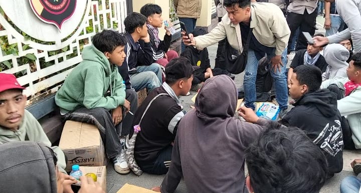 Puluhan Anak di Bawah Umur Bawa Benda keras di Kerumunan Aksi Damai Depan Mapolda Kalbar di Amankan Petugas