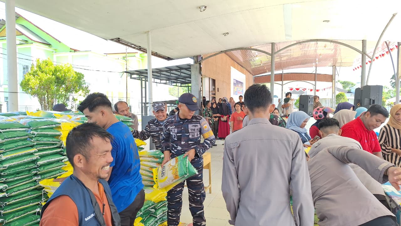 Primkopal Lanal Simeulue Turut Serta Dalam Penyediaan Beras SPHP Melalui Gerakan Pangan Murah (GPM) Serentak