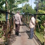 Lurah Baju Bodoa Bersama Bhabinkamtibmas Turun Pantau Pekerjaan Jembatan Gantung Pangkasalo Lingkungan Masembo