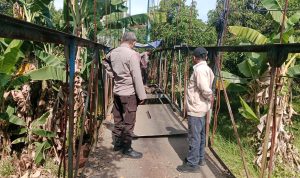 Lurah Baju Bodoa Bersama Bhabinkamtibmas Turun Pantau Pekerjaan Jembatan Gantung Pangkasalo Lingkungan Masembo