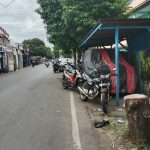 Kendaraan Terparkir di Badan Jalan Depan Sekolah SMAS DDI Maros Dekat Lampu Merah Menghambat Arus Lalu lintas