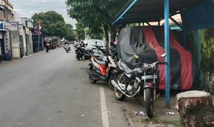 Kendaraan Terparkir di Badan Jalan Depan Sekolah SMAS DDI Maros Dekat Lampu Merah Menghambat Arus Lalu lintas