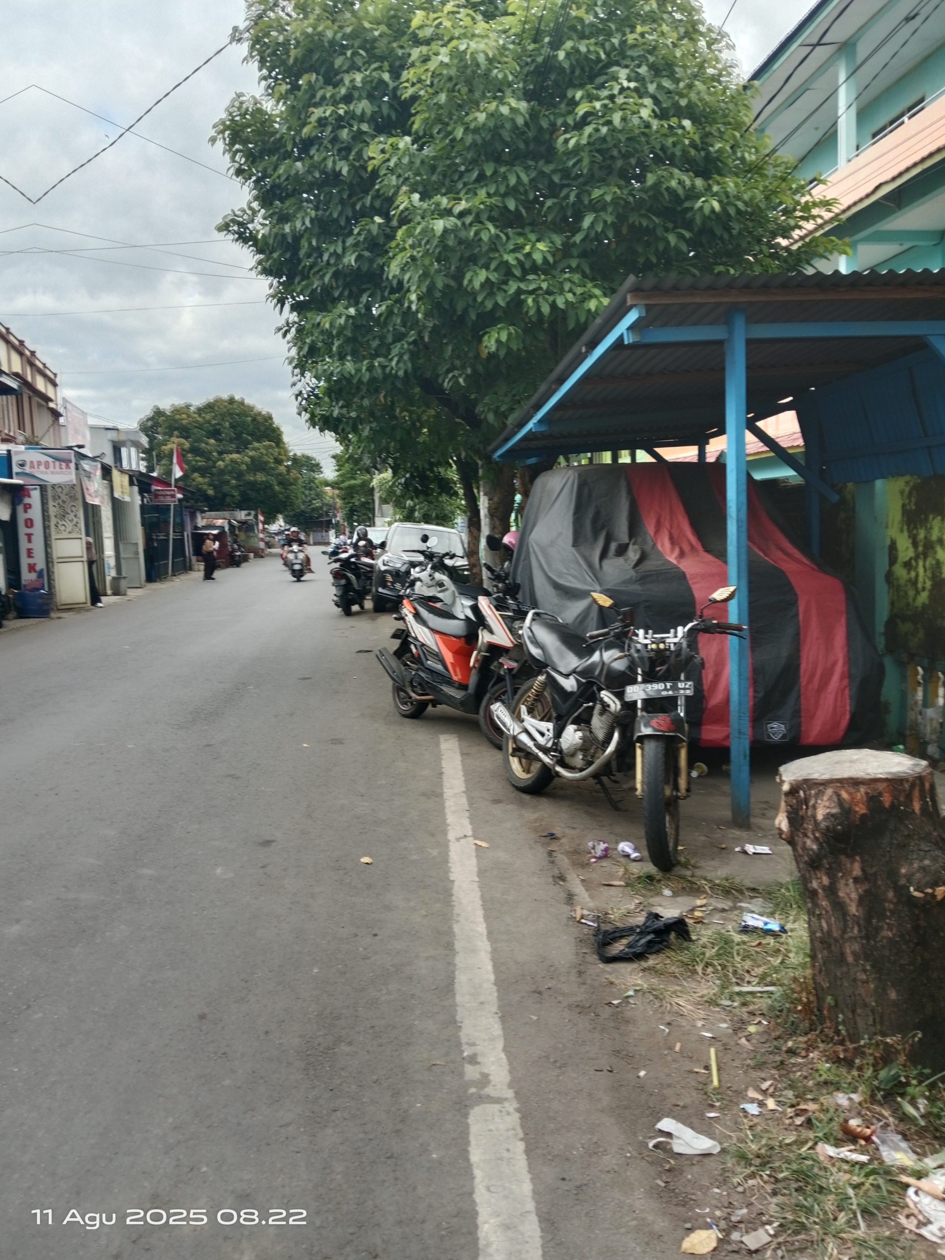 Kendaraan Terparkir di Badan Jalan Depan Sekolah SMAS DDI Maros Dekat Lampu Merah Menghambat Arus Lalu lintas