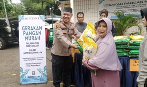 Polsek Bekasi Barat Menggelar Acara Tebus Beras dan Minyak Goreng Dengan Harga Murah