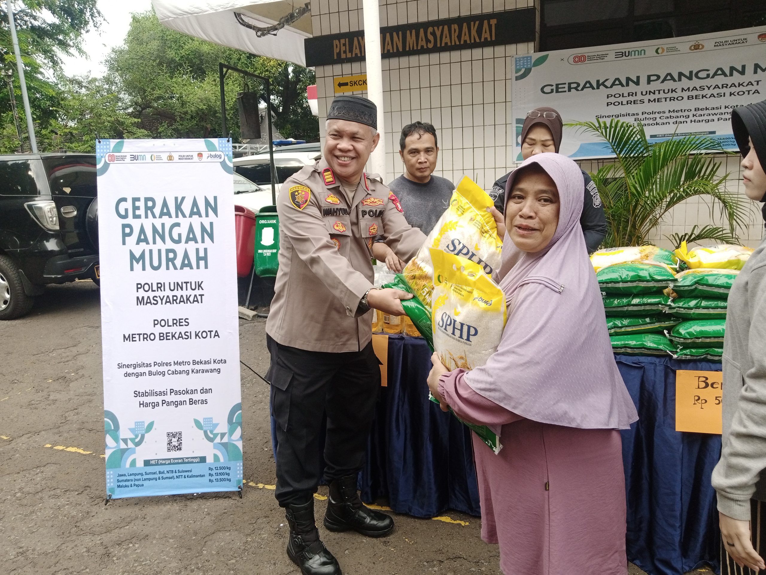 Polsek Bekasi Barat Menggelar Acara Tebus Beras dan Minyak Goreng Dengan Harga Murah