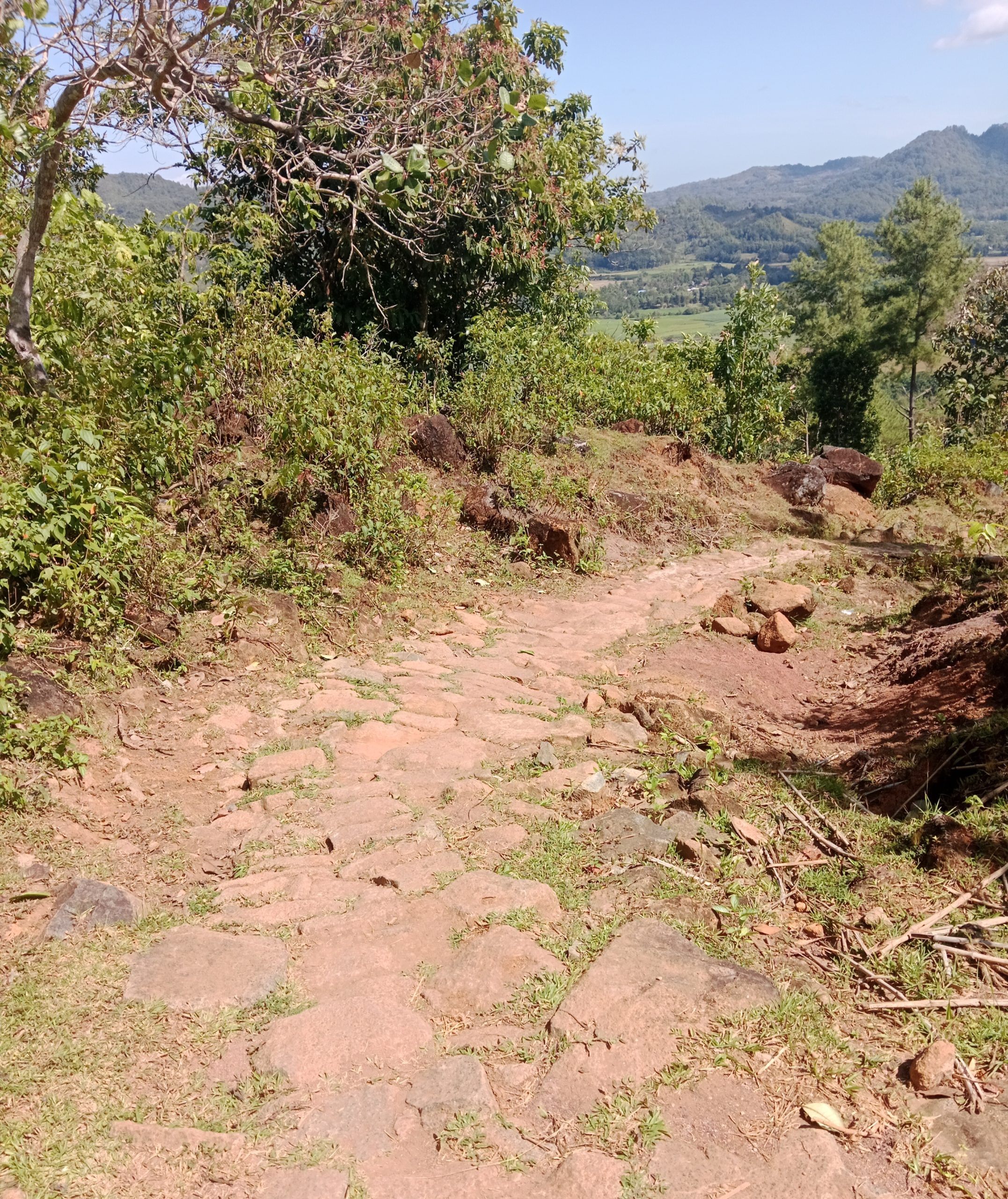 Kondisi Jalan Menuju Kampung Mattangga Desa Laiya Cenrana Maros Memperihatinkan, Padahal Indonesia Sudah Merdeka 80 Tahun