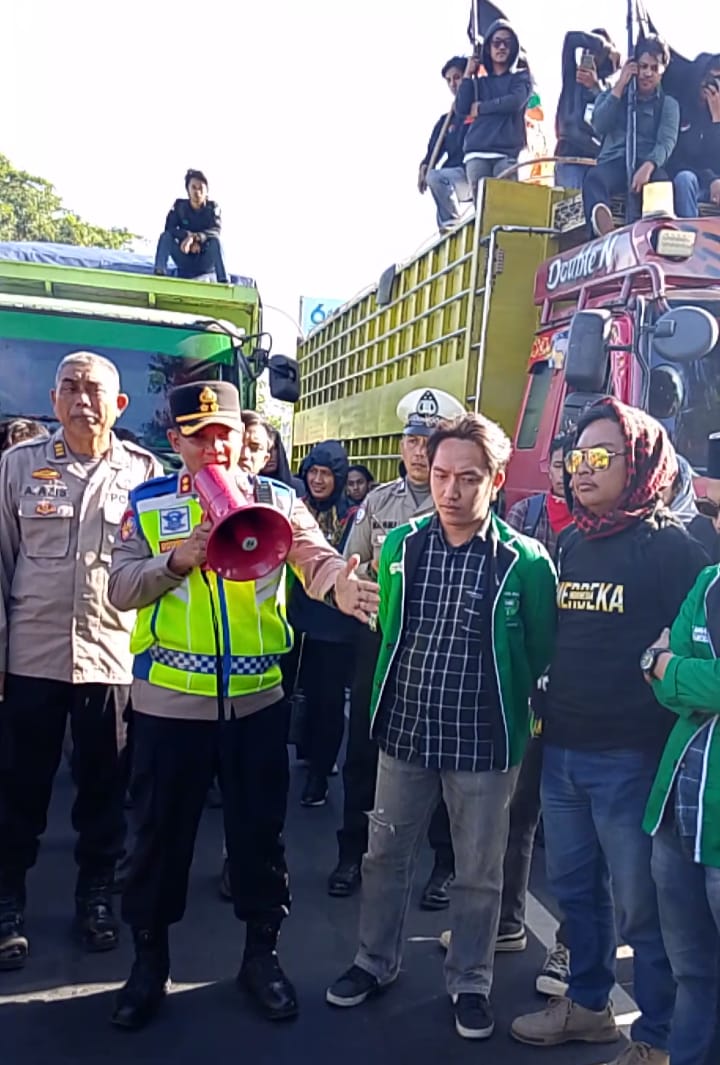 Sikap Humanis Kembali di Pertontonkan Kapolres Maros di Hadapan Demostrasi