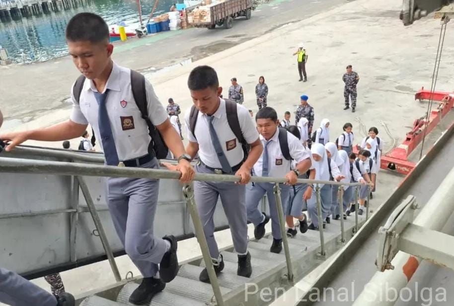 Open Ship KRI Banda Aceh-593 Sambut Siswa SMA Negeri 1 Matauli Pandan