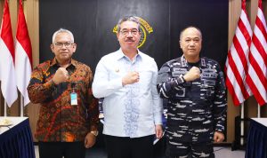 Menjawab Tantangan Kepulauan, Gubernur Maluku Gandeng Kodaeral IX Mantapkan Yankes Bergerak Ke Wilayah 3T Dengan Kapal Perang