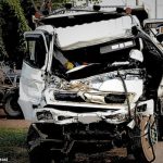Dump Truk Tabrak Mobil Box di Kubu Raya, Dua Orang Alami Luka Serius
