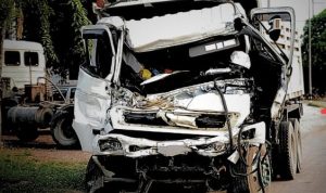 Dump Truk Tabrak Mobil Box di Kubu Raya, Dua Orang Alami Luka Serius