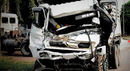 Dump Truk Tabrak Mobil Box di Kubu Raya, Dua Orang Alami Luka Serius