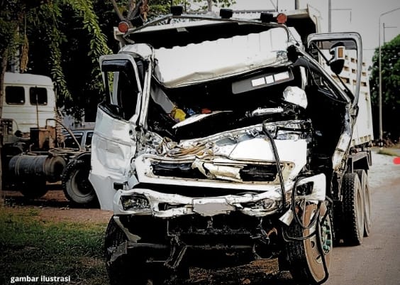 Dump Truk Tabrak Mobil Box di Kubu Raya, Dua Orang Alami Luka Serius