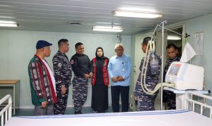 Asisten I Gubernur dan Kadinkes Provinsi Maluku Kunjungi Kapal Bantu Rumah Sakit KRI Suharso-990, Mantapkan Yankes Bergerak