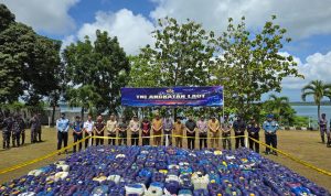 Jaga Situasi dan Kondisi Tetap Kondusif, Lanal Tual Musnahkan Miras Jenis Sopi Puluhan Ton Liter