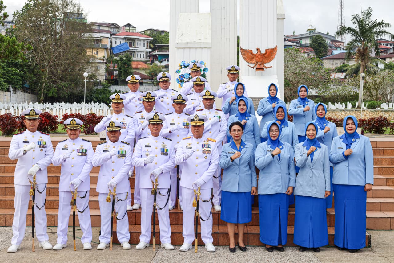 Peringati Hari Jadi Ke-80 TNI AL, Kodaeral IX Laksanakan Ziarah Tabur Bunga, Upacara Parade, dan Tasyakuran