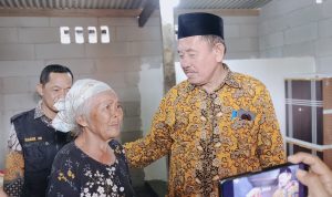 Kades Muara Bakti H. Asmawi Kunjungi Nenek Parmi, Warga Korban Rumah Rubuh yang Dibangunkan Hunian Baru