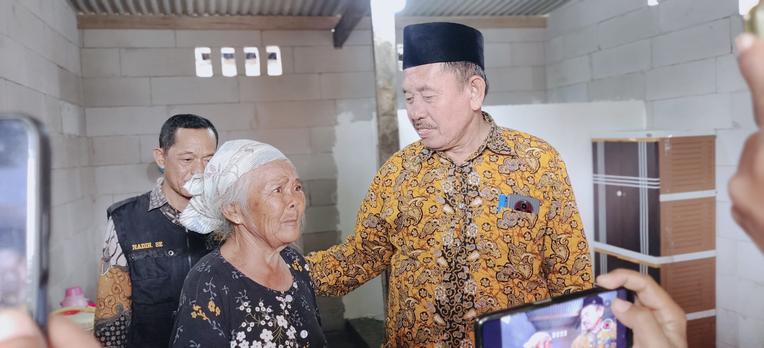 Kades Muara Bakti H. Asmawi Kunjungi Nenek Parmi, Warga Korban Rumah Rubuh yang Dibangunkan Hunian Baru