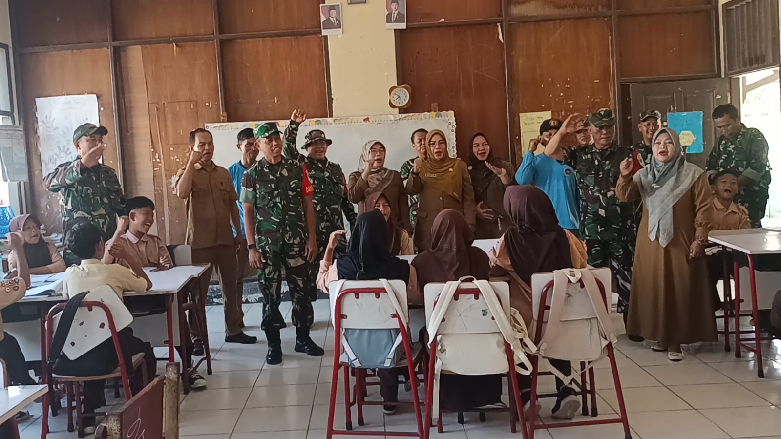 Karya Bakti Prima, Koramil 04/Babelan Distribusikan Makanan Bergizi Sambut HUT TNI ke-80
