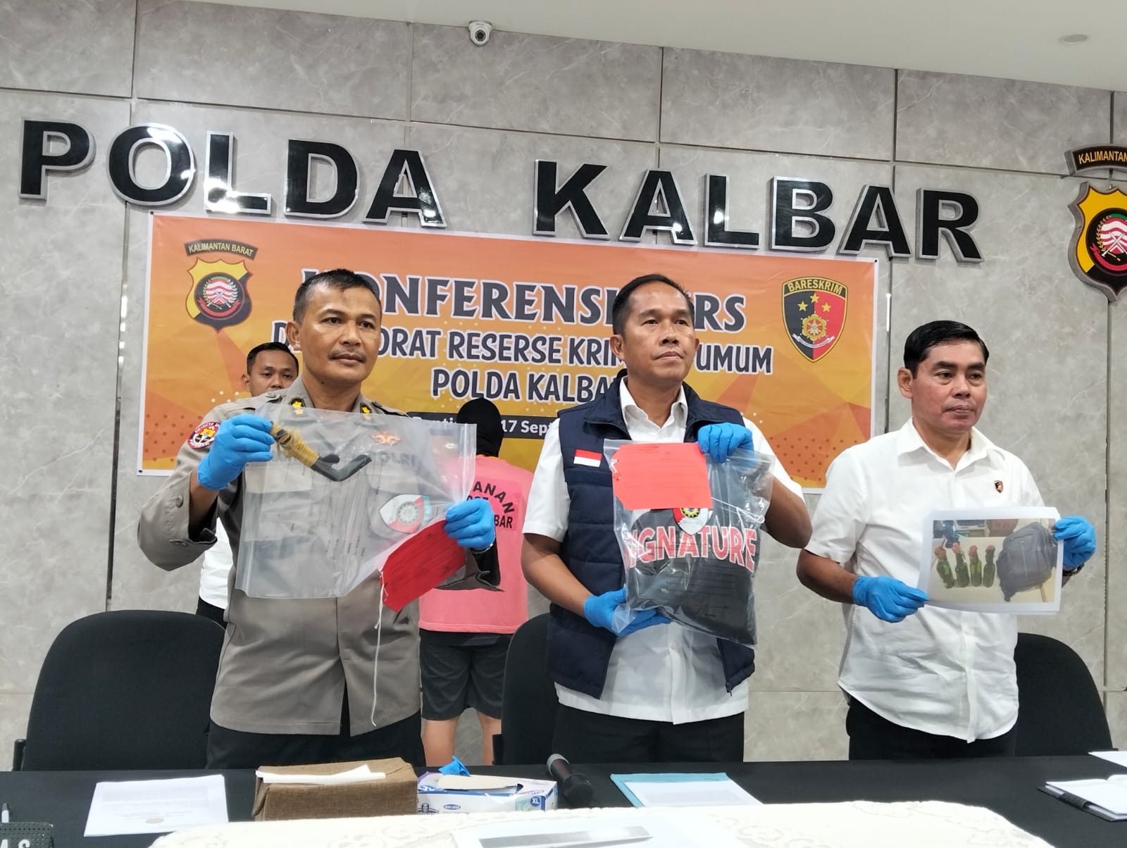 Polda Kalbar Tangkap 4 Penyusup Aksi Massa Bawa Molotov dan Sajam