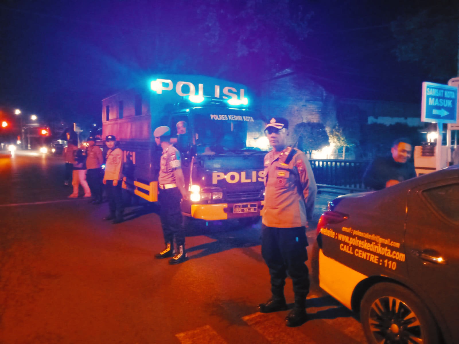 Patroli Sabtu Malam Hingga Minggu Dini Hari Polres Kediri Kota, Sentuh Warga Lewat Imbauan Humanis