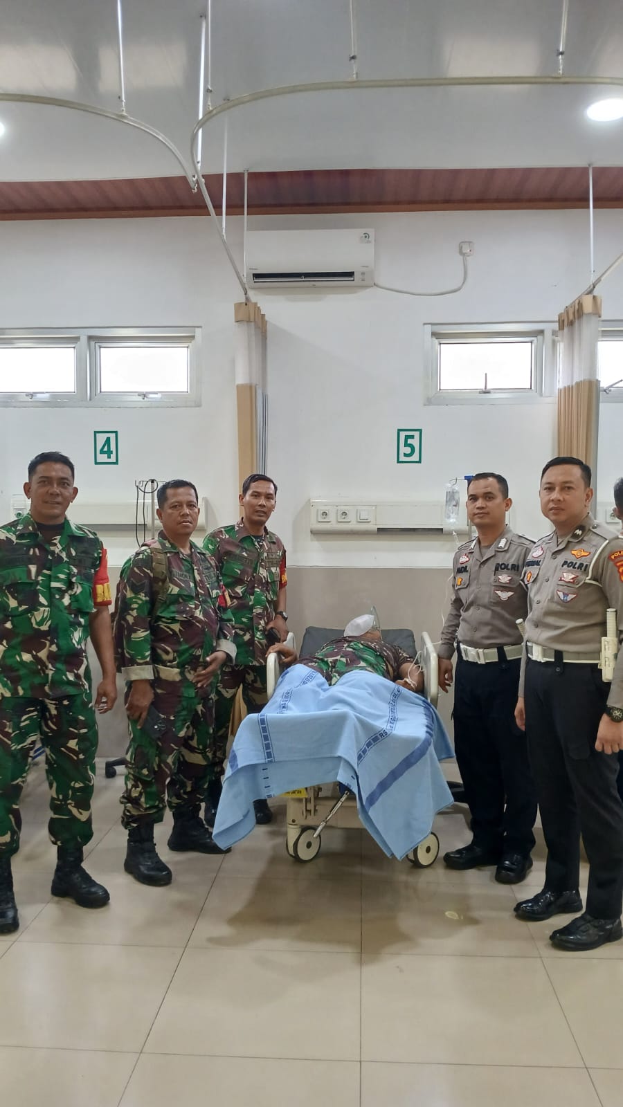 Salut! Anggota Ditlantas Polda Sumsel Evakuasi Babinsa hingga Dinyatakan Selamat