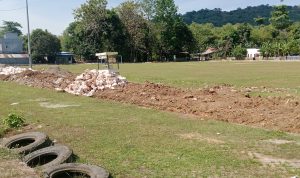 Pemeliharaan Lapangan Sepak Bola Tanralili di Duga Menggunakan Material dari Tambang Ilegal