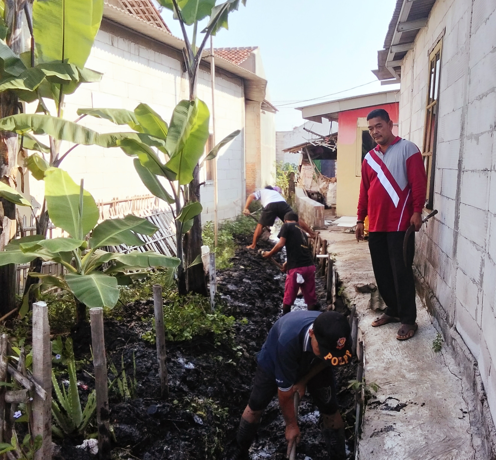 Ajak Warga Goloran Bersihkan  Saluran, Kades Srimahi Sudarto Rencanakan Pembangunan Drainase Sepanjang 220 Meter