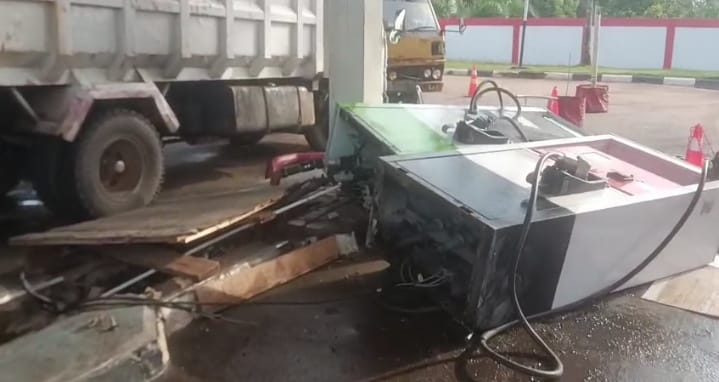 Viral! Truk Tabrak Mesin SPBU, Diduga Berebut Solar Subsidi di Teluk Bakung