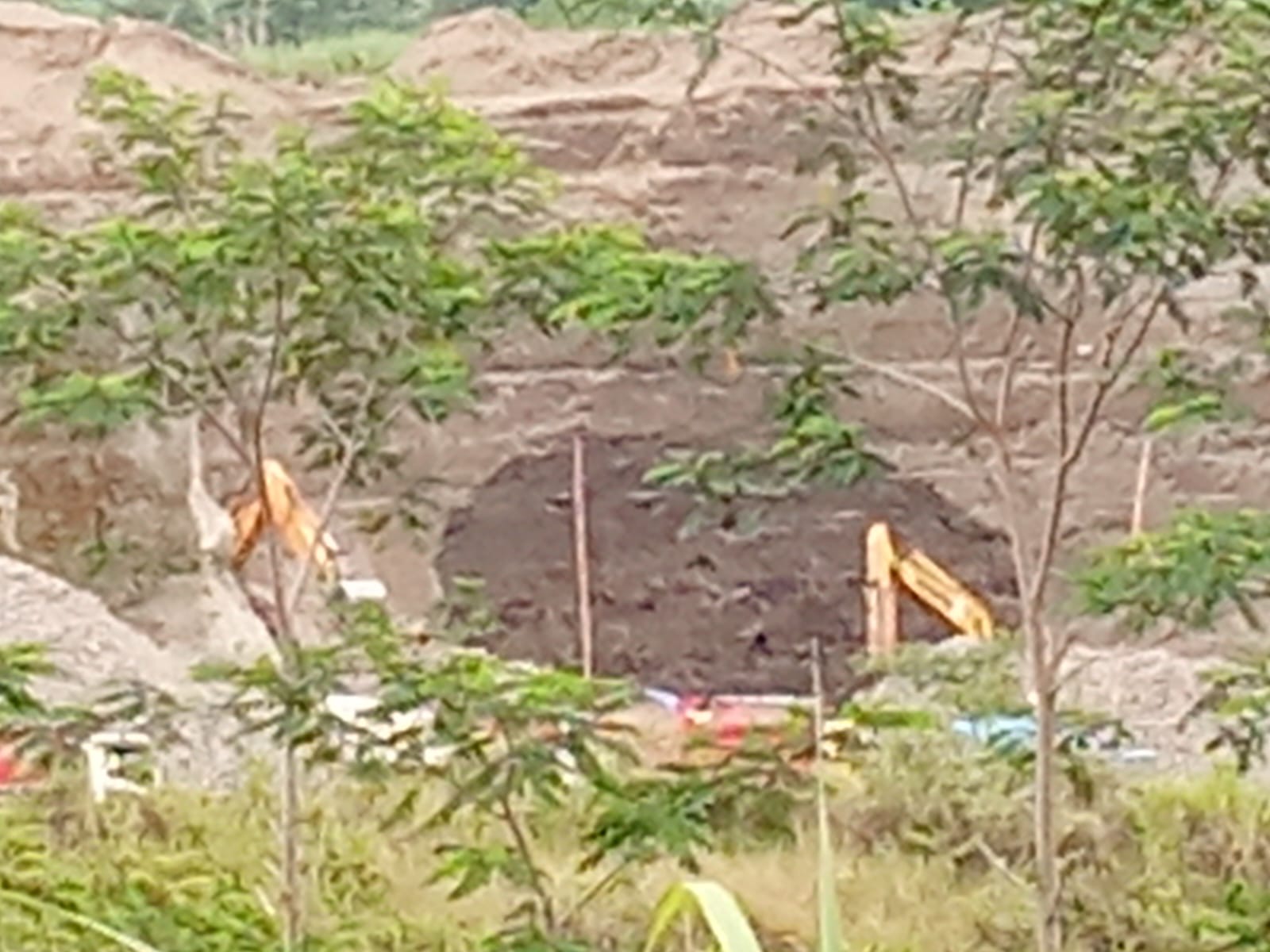 Masifnya Aktivitas Tambang Galian C Menggunakan Alat Berat Excavator di Sempu Ngancar Kediri Disorot