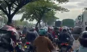 DUAAAAR…AKSES DIJALUR PANTURA DARI DAN KE SEMARANG LUMPUH TOTAL
