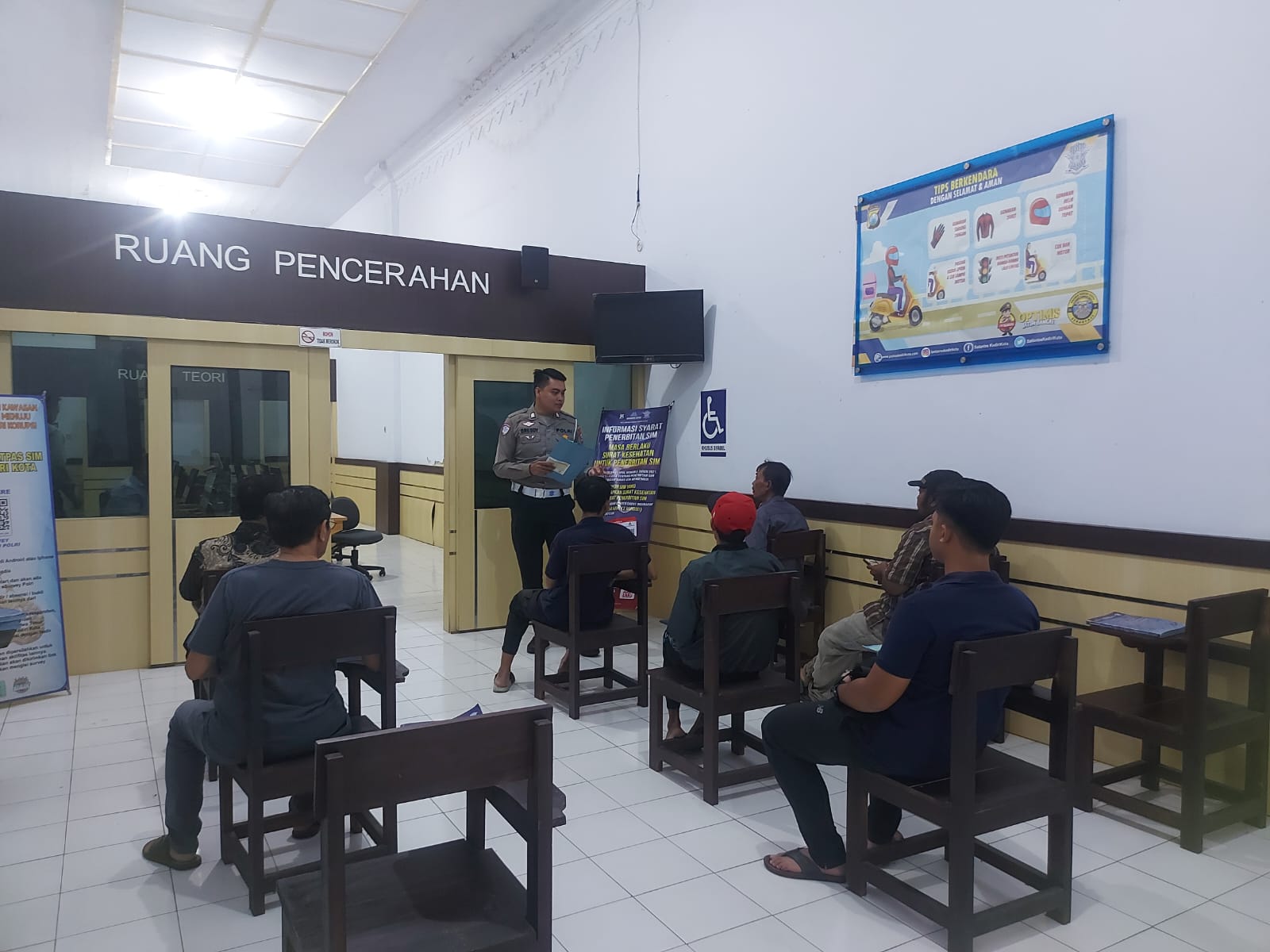 Satlantas Polres Kediri Kota Gelar Bimbingan Belajar untuk Pemohon SIM Baru Satlantas Polres Kediri Kota Gelar Bimbingan Belajar untuk Pemohon SIM Baru