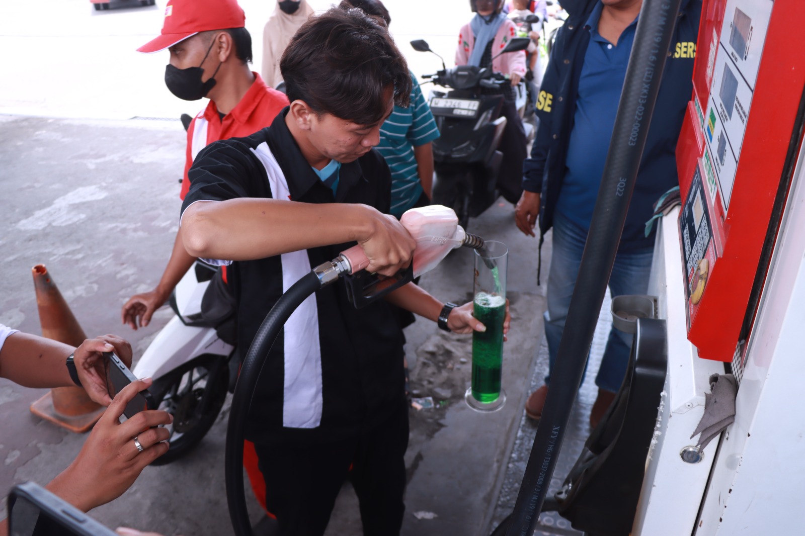 Respons Cepat Polres Gresik Redam Kekhawatiran Warga, Dua SPBU Terbukti Bersih dari Air Respons Cepat Polres Gresik Redam Kekhawatiran Warga, Dua SPBU Terbukti Bersih dari Air