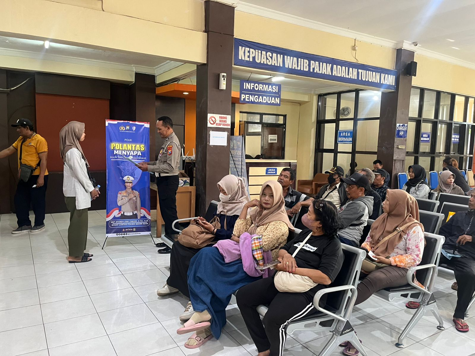 Polantas Menyapa di Kediri Kota Bikin Layanan Samsat Jadi Lebih Cepat, Humanis dan Profesional Polantas Menyapa di Kediri Kota Bikin Layanan Samsat Jadi Lebih Cepat, Humanis dan Profesional